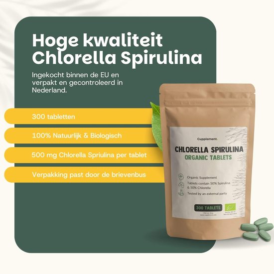 Bruine papieren zak met 'Cupplement Chlorella Spirulina Organic Tablets' label. Groene tabletten en Nederlandse tekst over kwaliteit.