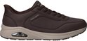 Donkerbruine Skechers sneaker met beige zool, veters en perforaties.