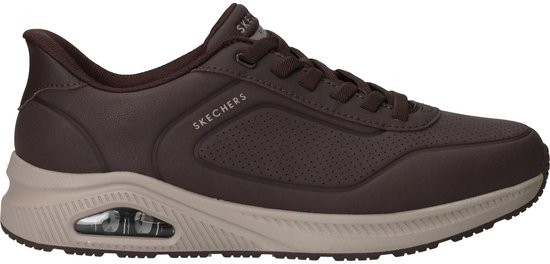 Donkerbruine Skechers sneaker met beige zool, veters en perforaties.