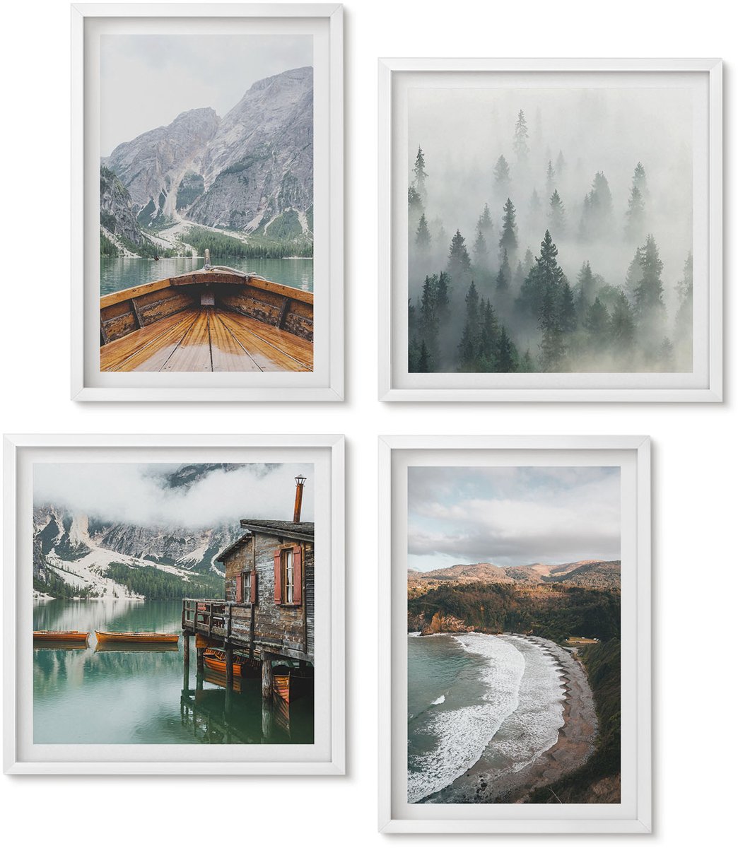 Wallfluent 4-Delige Schilderij Set - Uitzicht Op De Bergen Over Het Meer Met Een Boot, Strand En Mist In Het Bos. - 40 x 40 En 40 x 60 - Muurdecoratie - Wanddecoratie - Slaapkamer - Interieur Decoratie