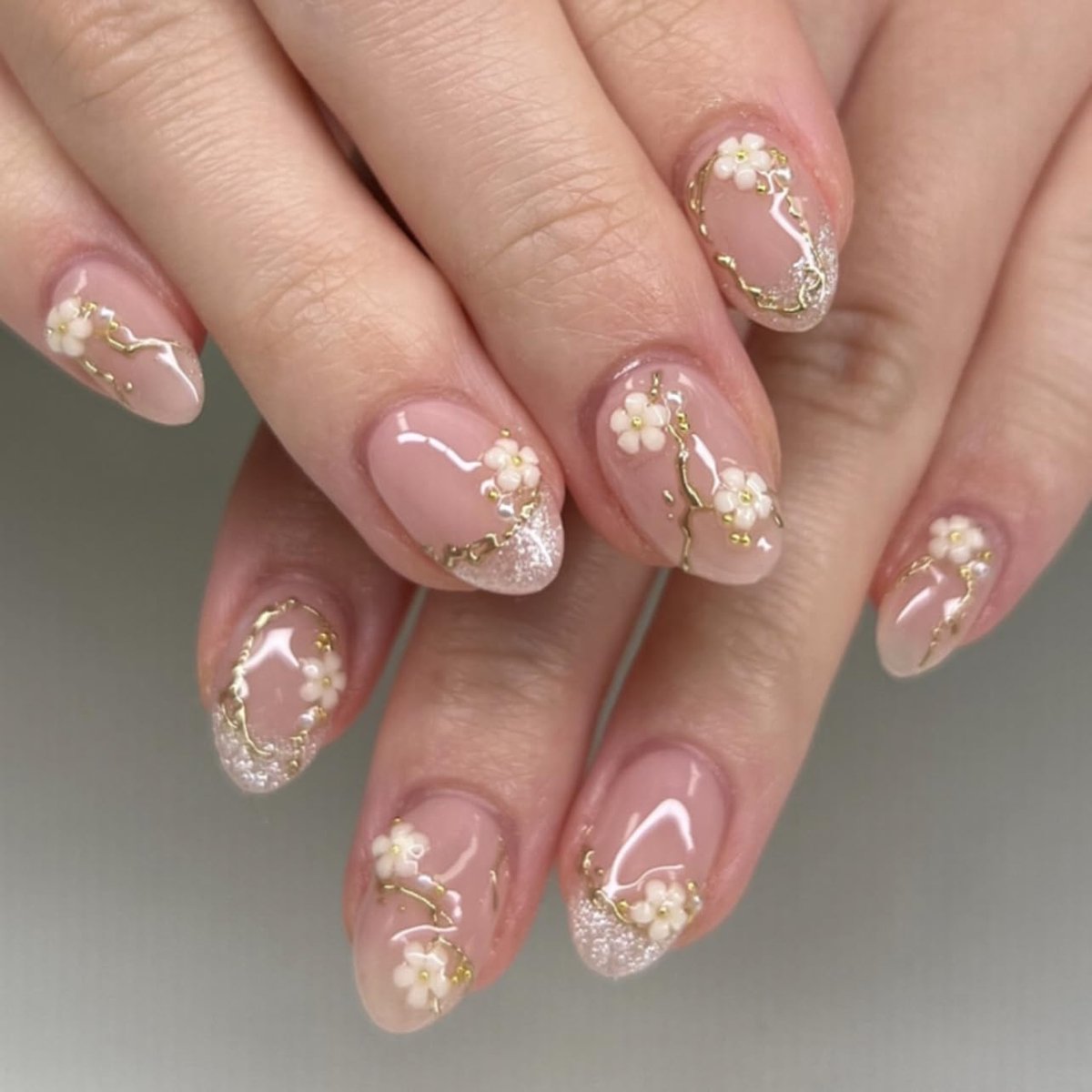 on Nails Kort Rond French Gold Parel Bloemen Nagels om op te plakken Valse Nagels Set Plaknagels voor Vrouwen Nagels