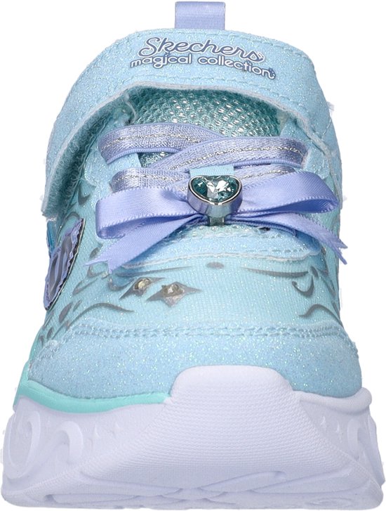 Voorkant lichtblauwe sneaker met glitters, strik en hartvormige sluiting.