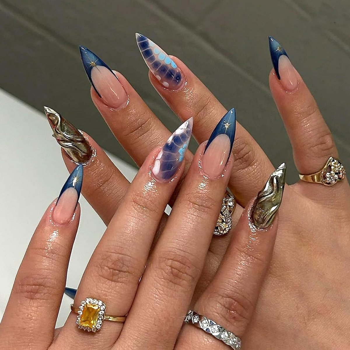24 stuks Press-on nagels amandelvorm medium, 3D goud geëmbosseerde Franse blauwe tip valse nagels, stiletto acryl nepnagels met krokodillenpatroon, herbruikbare glanzende natuurlijke volledige dekking