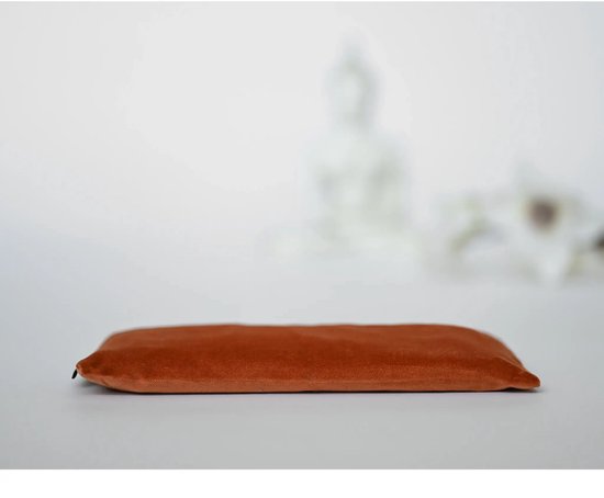 Love Generation - Fluwelen Oogkussen - Terracotta van Love Generation — afbeelding 3