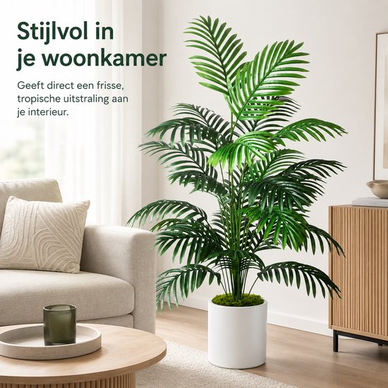Stijlvolle groene kunstpalm in een witte pot, geplaatst in een modern woonkamerinterieur.