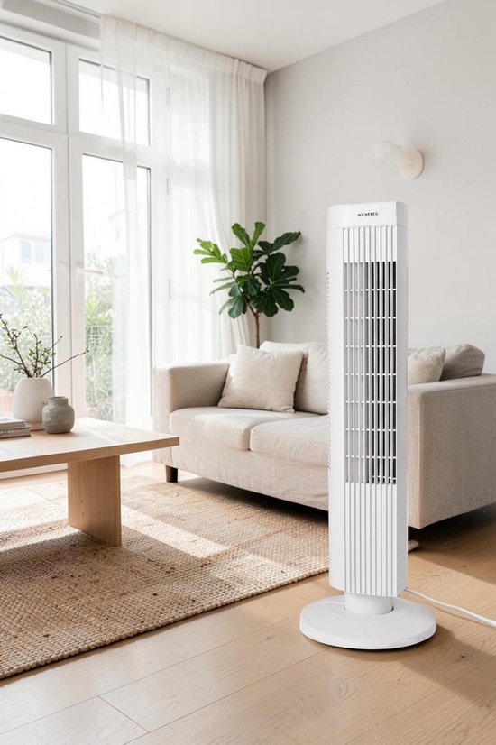 Witte staande ventilator van Kumtel met een slank ontwerp op een ronde voet, geplaatst op een houten vloer in een woonkamer.