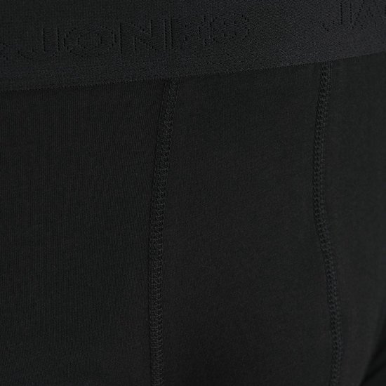 Detail van de elastische band met logo op een zwarte trunk van Jack & Jones.