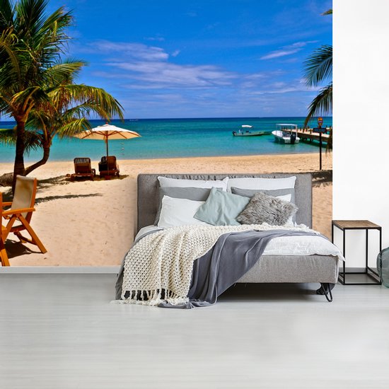 Papier peint - Papiers Papier peint photo - Les palmiers avec chaise de plage et parasol sur la plage de Bay Islands - Largeur 300 cm x Hauteur 240 cm