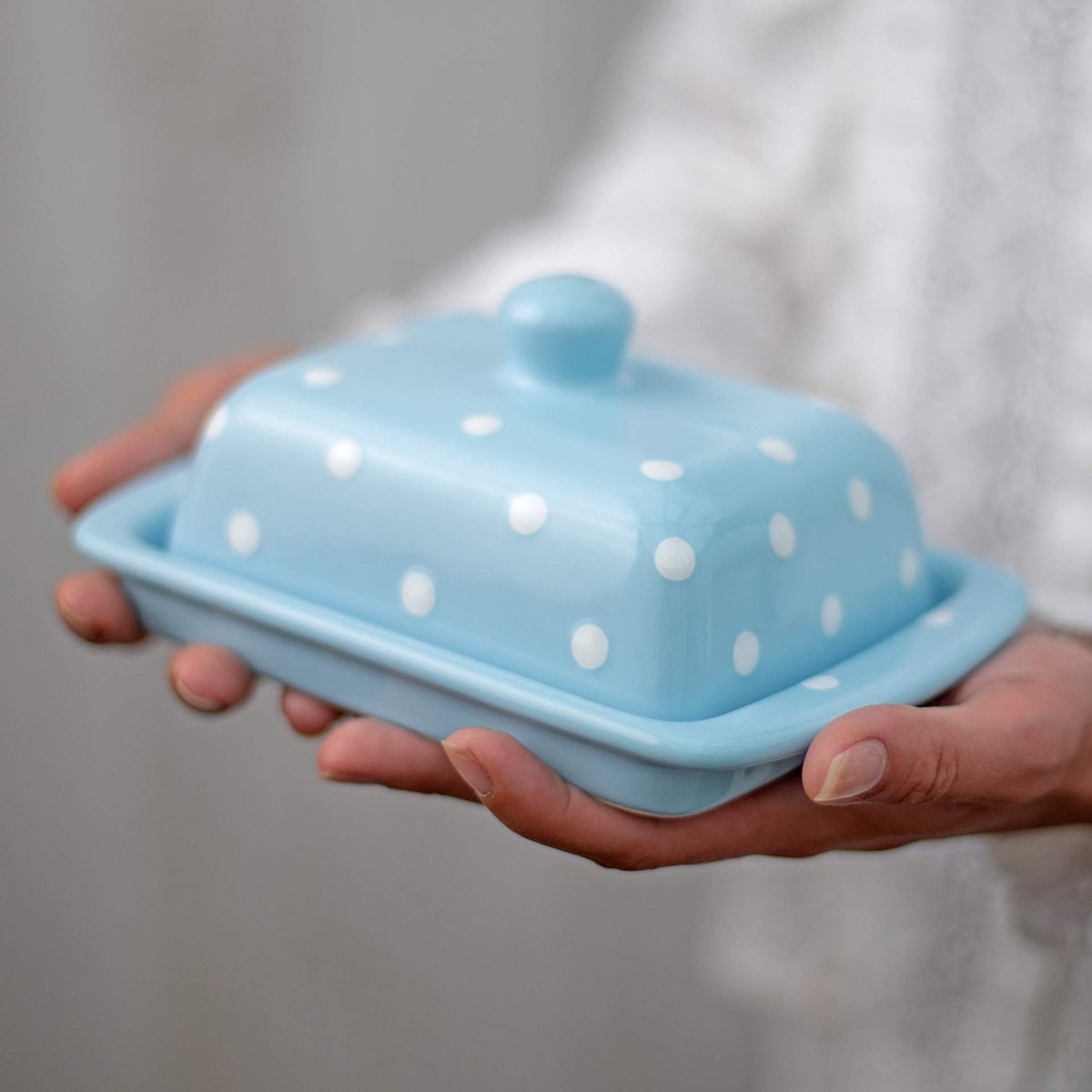 to Cottage Licht Hemelsblauw en Wit | Polka Dot Stippen | Handgemaakte Handgeschilderde Keramische Overdekte Botervloot Met Deksel