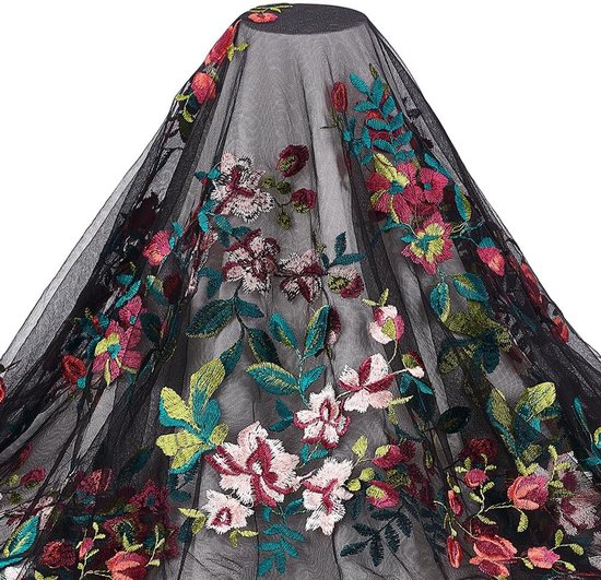 Zwarte tule stof met gedetailleerd, levendig bloemenborduursel in roze, groen en blauw.
