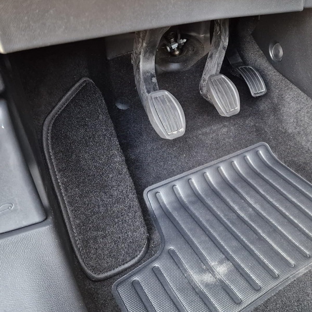 Antislip autodeurmat van tapijtstof voor voetensteun bestuurderszijde, model Peugeot 2008 II, 2e serie 2020, elektrisch uitgesloten, Made in Italy