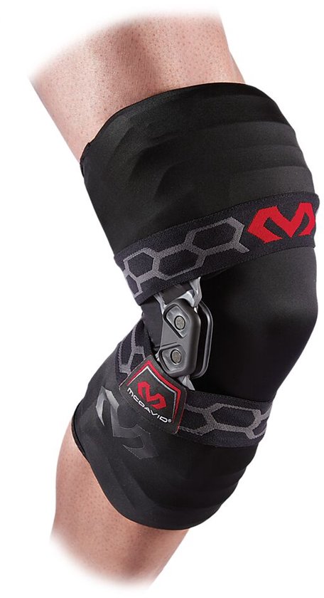 Zwarte kniebrace met rode en grijze hexagonale accenten, en een scharnier mechanisme.