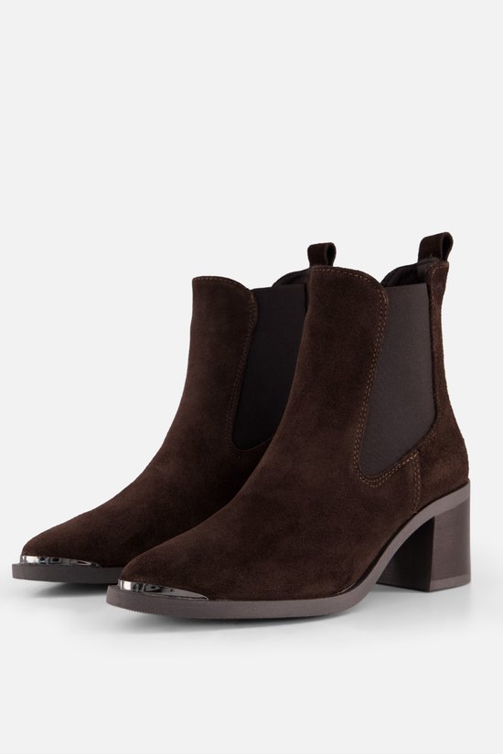 Bruine suède Tamaris chelsea boots met puntige neus en zilverkleurige metalen neus. Blokhak.