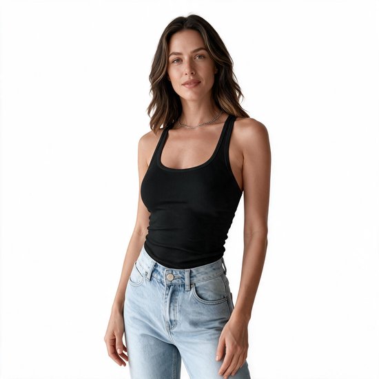 Model draagt zwarte, geribbelde racerback-tanktop en lichtblauwe spijkerbroek.