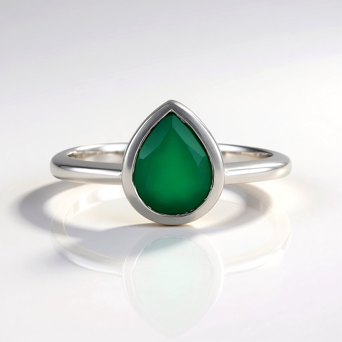 Cavill - Zilveren Ring met Groene Onyx 1,271 ct - 925 Sterling Zilver Platina Gecoat - Peervormige Geslepen Edelsteen - Elegante Casual Ring