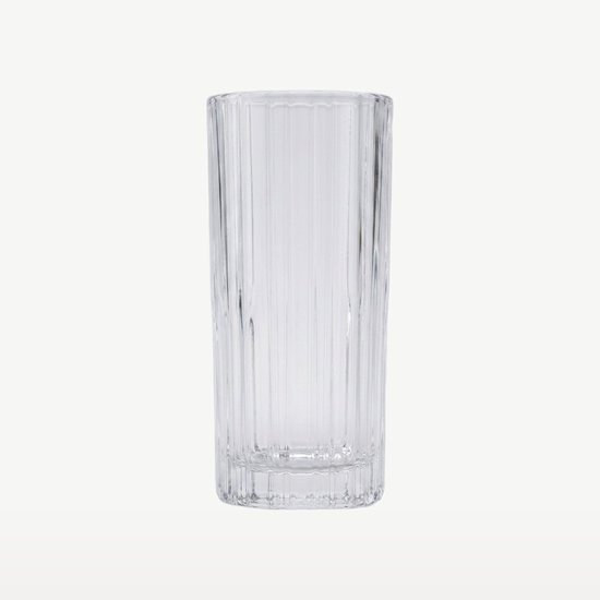 Verre haut et côtelé vide.