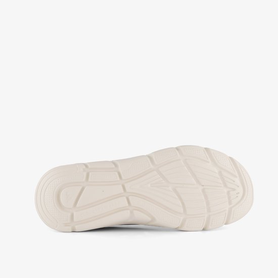 Zool van een beige sneaker met profiel.