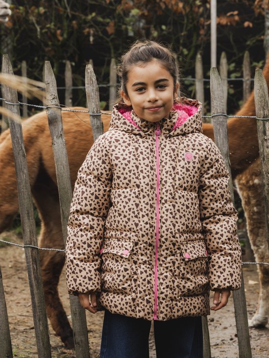 Meisje in een beige gewatteerde jas met donkerbruine hartjesprint, felroze rits en roze fleece voering.
