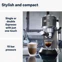 Grijze De'Longhi Dedica Style espressomachine maakt een enkele of dubbele espresso met 15 bar druk.