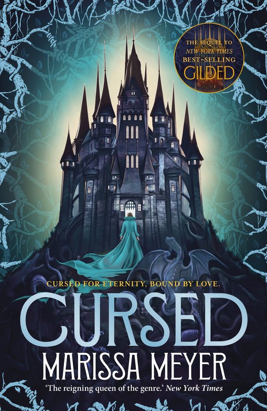 Boekomslag van 'Cursed' door Marissa Meyer. Een vrouw in een turquoise jurk staat voor een gotisch kasteel, omringd door takken en draken. Tekst: 'CURSED FOR ETERNITY, BOUND BY LOVE. CURSED. MARISSA MEYER.'