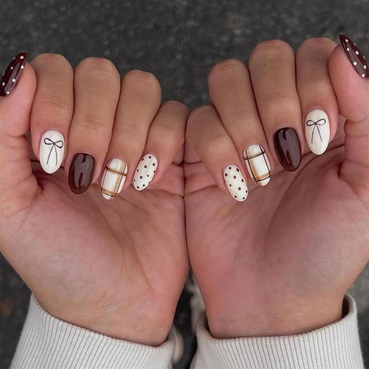 Press On Nails Almond, 24 stuks plaknagels kort & nagels om op te plakken, French Almond nagels met stip- en strikdesign, herbruikbare kunstnagels voor dames & meisjes