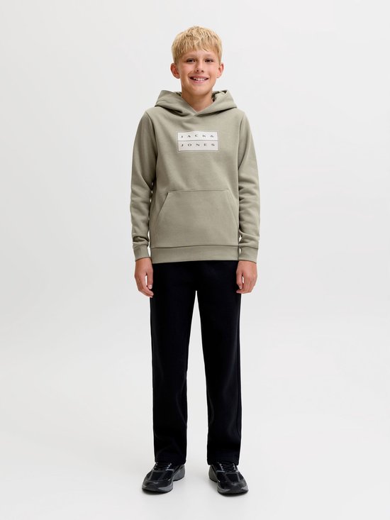 Jongen met blonde haren draagt een olijfgroene hoodie met 'JACK & JONES' logo en een zwarte joggingbroek.