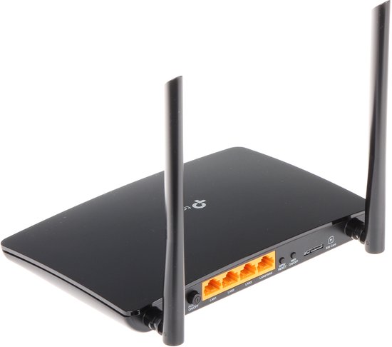 Zwarte TP-Link router met twee antennes en vier LAN-poorten.
