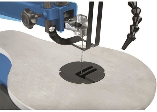 Gedetailleerde close-up van het zaagblad en werktafel van een blauwe figuurzaagmachine.