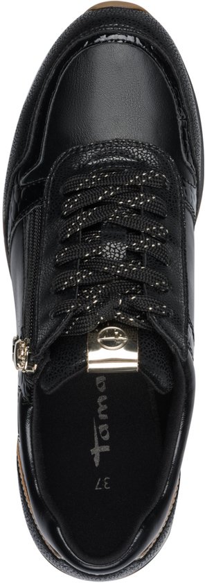 Bovenkant van een zwarte Tamaris sneaker met veters, ritssluiting en gouden logo.