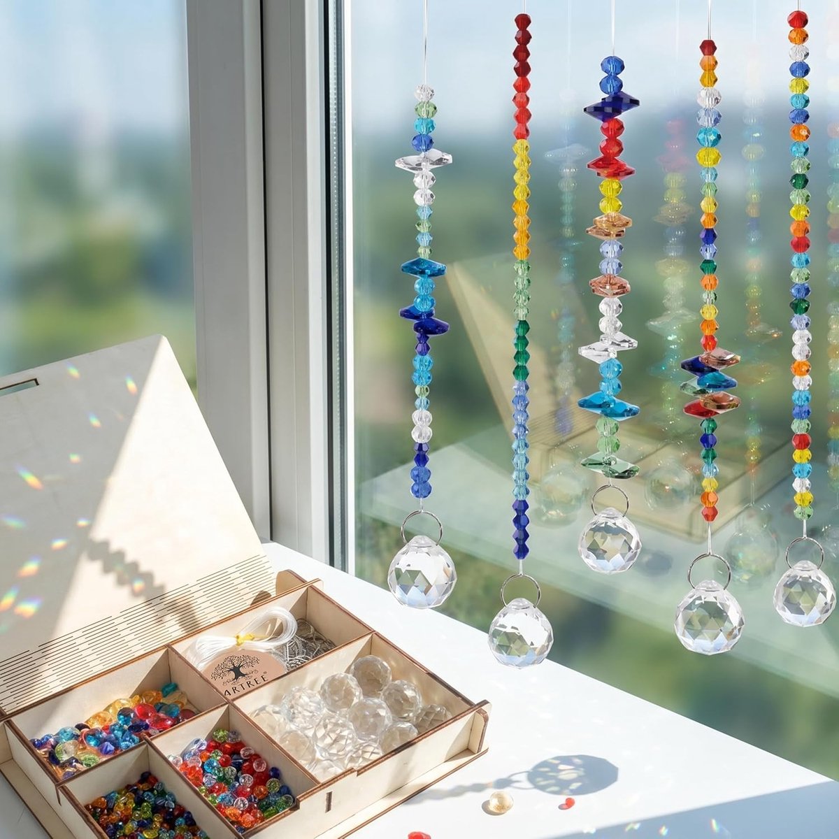 SnelShoppen - RUBY Zonnevanger Kristallen Knutselset in Houten Doos, Doe-Het-Zelf Raamdecoratie met Kristallen Ballen en Kralen, 12+ Hangers voor Kind