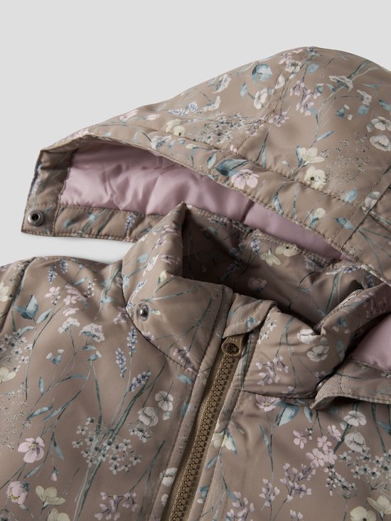 Detail van de bruine meisjesjas van Name It met beige bloemenprint, capuchon en rits