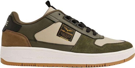 Legergroene sneaker met beige en bruine panelen, zwarte veters en "AMERICAN CLASSIC" op de zool.
