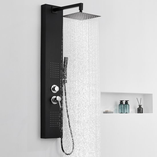 Zwart douchepaneel met regendouche en handdouche in werking.