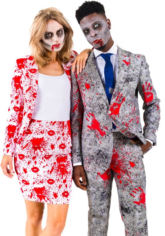 Vrouw in rood OppoSuits Zombiac kostuum met witte top, man in grijs OppoSuits Zombiac kostuum. Beiden met zombie make-up.