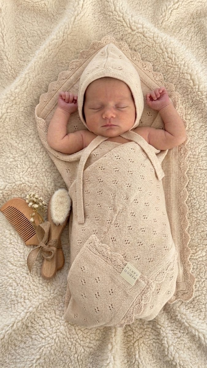 Niddo Earth Kraamcadeauset - Gebreide Katoenen Wikkeldeken 80x100 cm, Muts & Baby Kam- en Borstelset met Geitenhaar - Beige — afbeelding 3