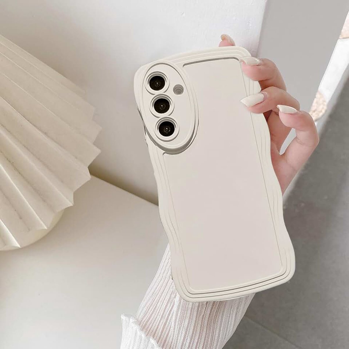 Wave frame hoesje voor Samsung Galaxy A16 4G/5G, schattig golfframe, slim fit, schokbestendige telefoonbumper, zacht, mooi krullend en golvend hoesje, anti-kras TPU-hoesje - wit