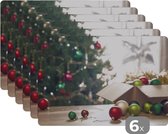 Placemat - Placemats kunststof - De kerstmis snuisterijen met op de achtergrond een kerstboom - 45x30 cm - 6 stuks - Hittebestendig - Anti-Slip - Onderlegger - Afneembaar