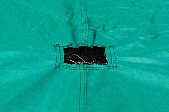 Groene trampoline beschermhoes met een versterkt gat voor waterafvoer