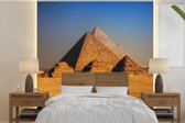 Behang - Fotobehang Egypte - Piramide - Woestijn - Breedte 300 cm x hoogte 300 cm