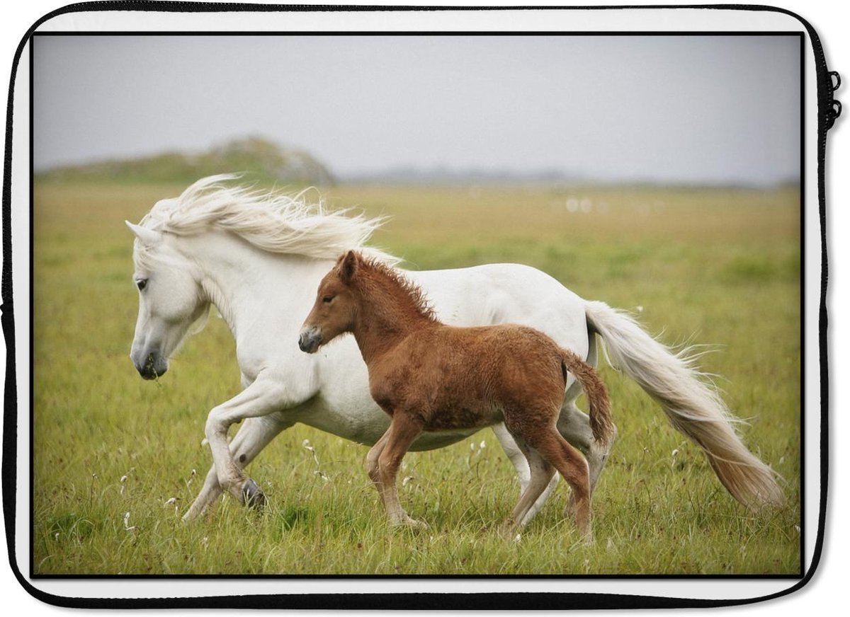 Laptophoes 14 inch 36x26 cm - Paarden - Macbook & Laptop sleeve Paard en veulen rennen door een graslandschap - Laptop hoes met foto
