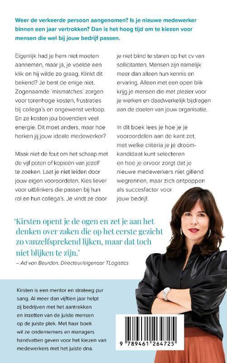Vrouw met donker haar in zwart kleding met ruches, kijkt naar de camera. Achtergrond met tekst over werk en een barcode.