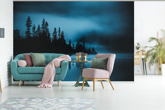 Forêt dans la brume au bord de l'eau fotobehang