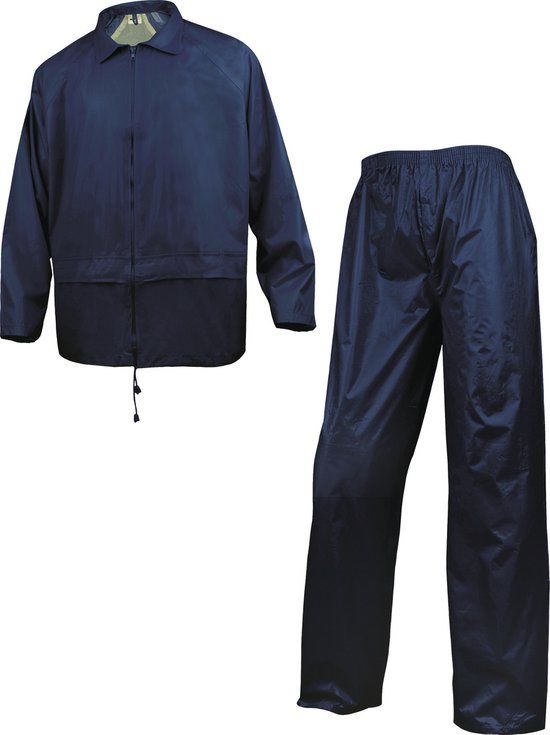 Marineblauwe regenjas met rits en trekkoord, naast een bijpassende marineblauwe regenbroek met elastische tailleband.