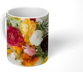Mok - Boeket van kleurrijke boterbloemen op een lichte achtergrond - 350 ML - Beker