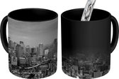 Magische Mok - Foto op Warmte Mok - Luchtfoto van Osaka tijdens nacht in Japan - zwart wit - 350 ML