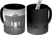 Magische Mok - Foto op Warmte Mok - Brandenburger Tor in Berlijn bij zonsopgang - zwart wit - 350 ML