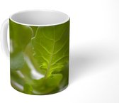 Mok - Close-up van een houten kom met rucola bladeren - 350 ML - Beker