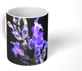 Mok - Close-up van een paarse lavendelbloem zwarte achtergrond - 350 ML - Beker