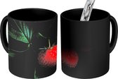 Magische Mok - Foto op Warmte Mok - Een aardbeienplant op een zwarte achtergrond - 350 ML