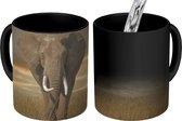 Magische Mok - Foto op Warmte Mokken - Koffiemok - Grazende olifant - Magic Mok - Beker - 350 ML - Theemok